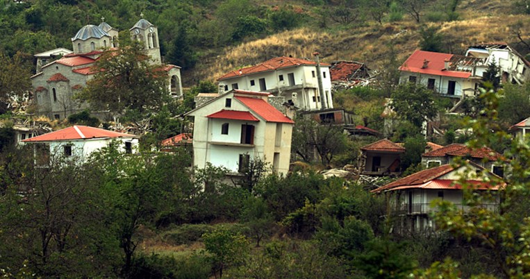 Ροπωτό Τρικάλων: Το χωριό φάντασμα που έχει «ρουφήξει» η γη, κάνει το γύρο του κόσμου