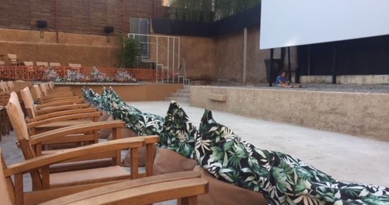 Αριάν: Το θερινό σινεμά στη Γλυφάδα με τις μαξιλάρες, τα πουφ τ' αγιόκλημα και τα γιασεμιά 