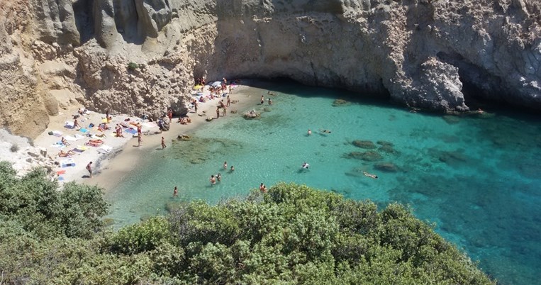 Η ελληνική παραλία που κολυμπάς με δική σου ευθύνη. Το λέει και η πινακίδα