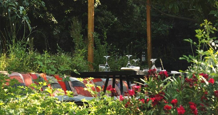 Παγκόσμιες, κοσμοπολίτικες γεύσεις στον μυστικό κήπο της Αθήνας με θέα όλη την πόλη 