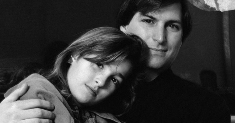 Μυστικά και Πόρσε: Η κόρη του Στιβ Τζομπς βγάζει τη σχέση με τον πατέρα της στη φορά 