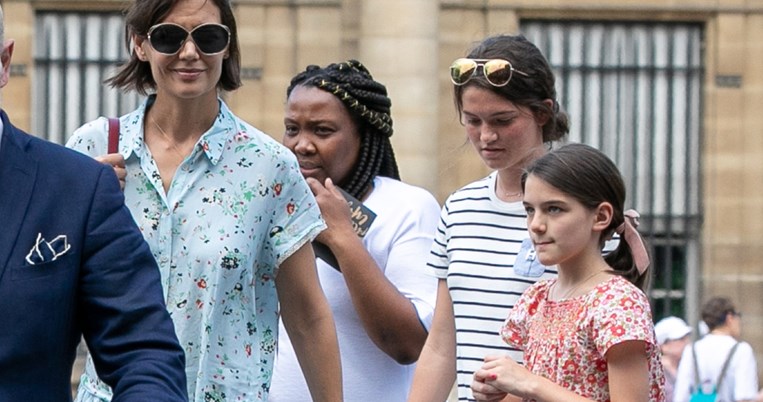 Το φαινόμενο copy-paste: Γιατί η Κέιτι Χολμς επιμένει να ντύνει την κόρη της Σούρι ίδια με αυτήν; 