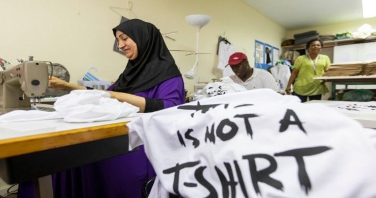«This is not a T-Shirt»: Τα ελληνικά μακό που βοηθούν τους πρόσφυγες να έχουν σταθερό εισόδημα