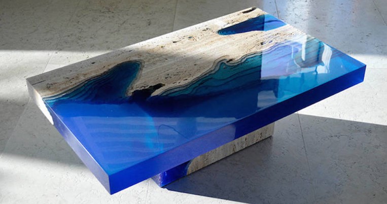 Ένα τραπέζι γεμάτο με το μπλε της θάλασσας