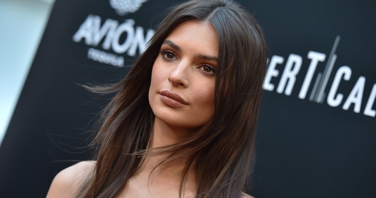 Αγνώριστη: Η Emiy Ratajkowski έκανε μια τεράστια αλλαγή στα μαλλιά της