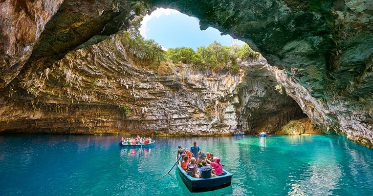 Το μαγικό σπήλαιο με την εσωτερική λίμνη και τα κρυστάλλινα νερά βρίσκεται στην Ελλάδα