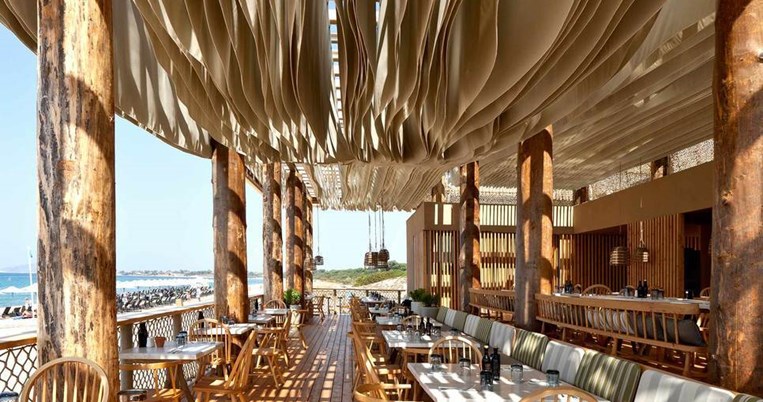Το ελληνικό beach bar με τη viral οροφή είναι παντού στο Instagram