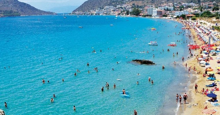 H ελληνική παραλία που θυμίζει Copacabana βρίσκεται 2 ώρες από την Αθήνα