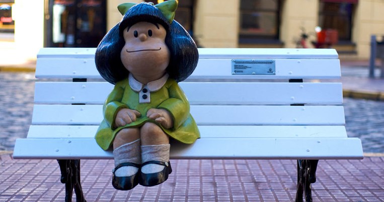 Το πιο έξυπνο κορίτσι του κόσμου κάθεται σε ένα παγκάκι στο Μπουένος Άιρες