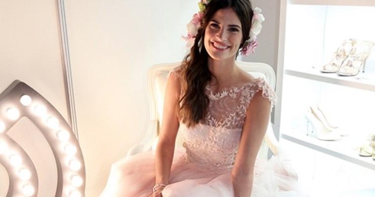 Χριστίνα Μπόμπα: Είδαμε τα δύο φορέματα που θα φορέσει στο γάμο της 