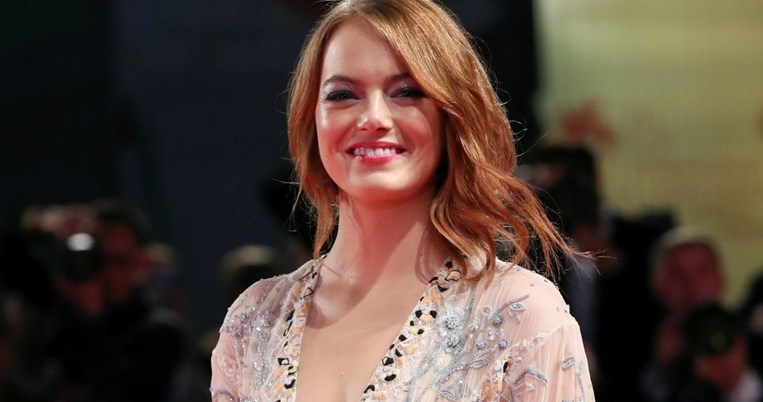 Έμμα Στόουν: Φόρεσε το ωραιότερο φόρεμα του φεστιβάλ Βενετίας στην πρεμιέρα του Λάνθιμου