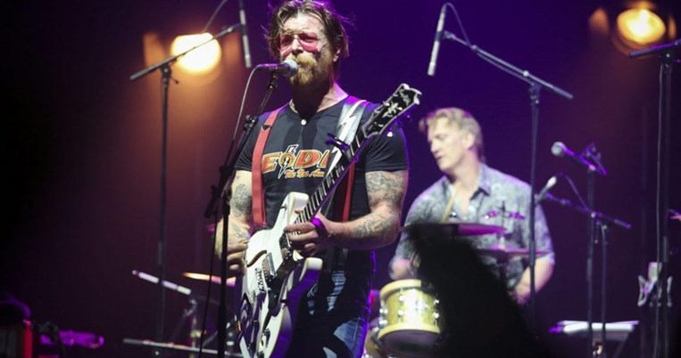Οι Eagles of Death Metal επέστρεψαν στο Παρίσι για να ολοκληρώσουν τη μοιραία συναυλία