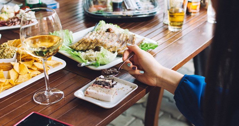 Αυτές είναι οι 10 ανθυγιεινές τροφές που πρέπει να διαγράψεις αμέσως από την καθημερινή διατροφή σου