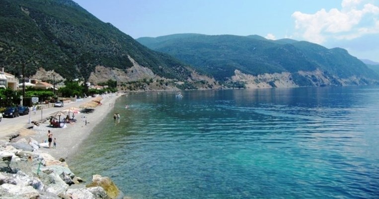 Η παραλία με τα πολύ ζεστά νερά που μπορείς να κολυμπάς όλο το χρόνο