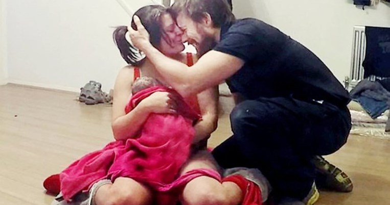 Το συγκινητικό video της ημέρας: Ξεγέννησε τη γυναίκα του στο σαλόνι του σπιτιού τους