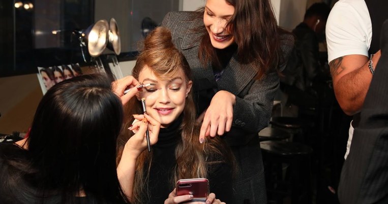 Όσα δε βλέπουμε ποτέ: Τζίτζι και Μπέλα Χαντίντ μας ξεναγούν στα παρασκήνια ενός fashion σόου