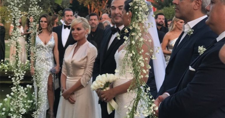 «Το φόρεμα-κουρτίνα» & άλλα πικάντικα σχόλια για τα outfit των καλεσμένων στον γάμο Ρέμου-Μπρόσνιακ