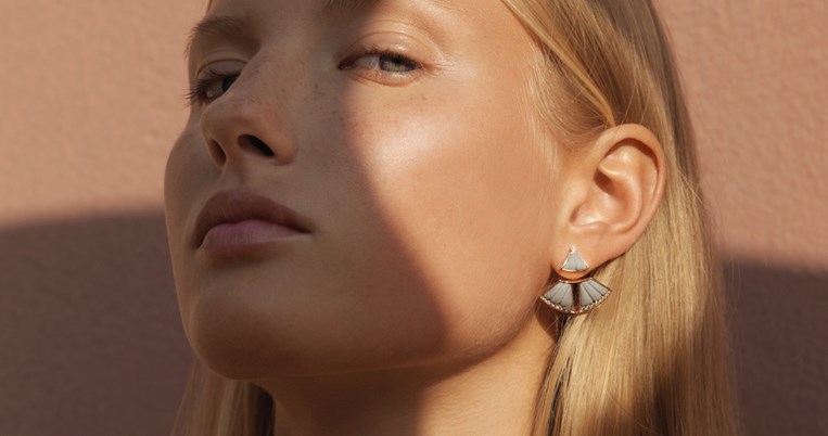 Τα ελληνικά κοσμήματα από μάρμαρο δίνουν τον σύγχρονο ορισμό της μίνιμαλ πολυτέλειας