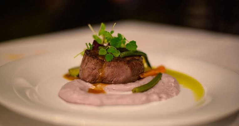 Τα μυστικά του Δημήτρη Σκαρμούτσου: Λεπτομέρειες πίσω από το χρυσό μενού του γάμου Ρέμου-Μπόσνιακ 