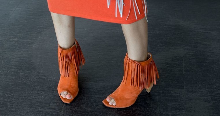 To προϊόν των 5 ευρώ που θα ξαναζωντανέψει τα σουέντ παπούτσια σου 