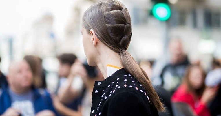 Το λάθος που κάνεις στο στέγνωμα των μαλλιών σου και σου προσθέτει χρόνια