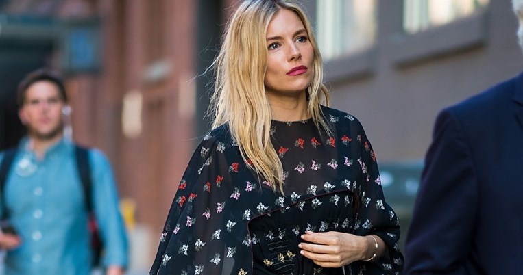 Εύκολο στυλ: H Σιένα Μίλερ φόρεσε το πιο πρακτικό φόρεμα της σεζόν από τα Zara