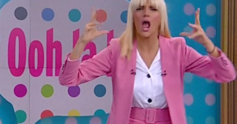 «Είσαι μιλφάρα! Τα τεκνά σου την πέφτουν;»: Η Σάσα Σταμάτη αιφνιδιάζει την παρουσιάστρια