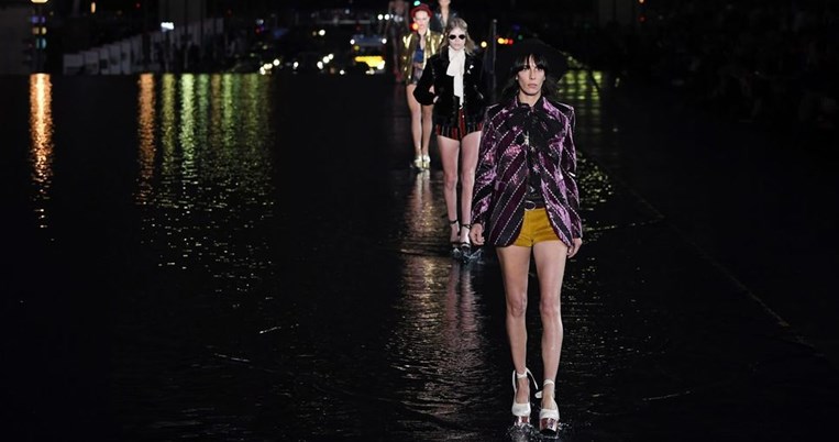 Μαγεία: Στο σόου τοu Saint Laurent τα μοντέλα περπάτησαν πάνω στο νερό