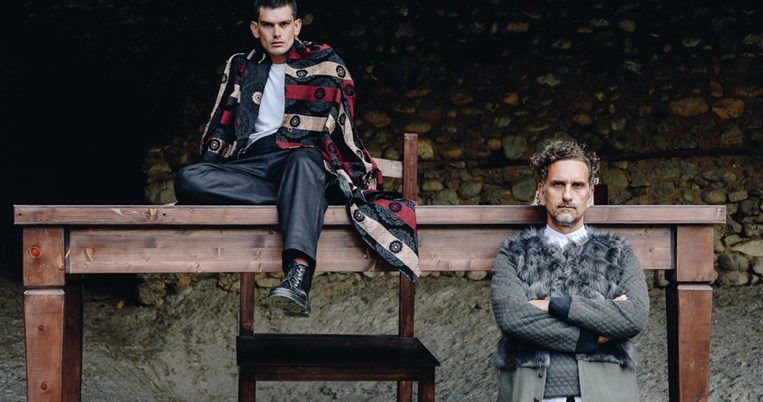 Είδαμε τον Νίκο Ψαρρά στη νέα του ταινία (που δεν είναι ακριβώς ταινία)   