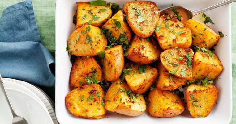 Βουτυράτες πατάτες με φέτα, ρίγανη και πάπρικα: Ένα πιάτο υπερβολικά εθιστικό 