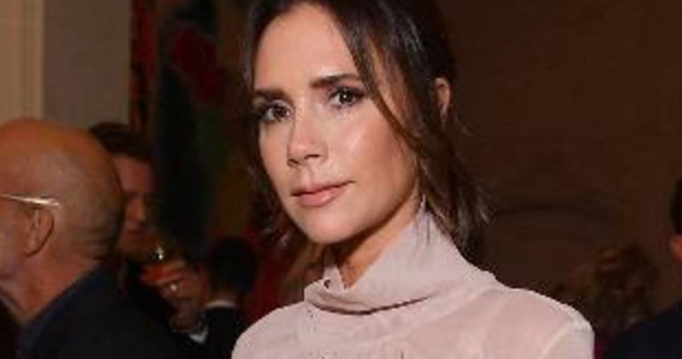 Μόνο αυτή: Πώς η Βικτόρια Μπέκαμ κατάφερε να κάνει ένα διάφανο τοπ να μοιάζει πρωτοκλασάτο 