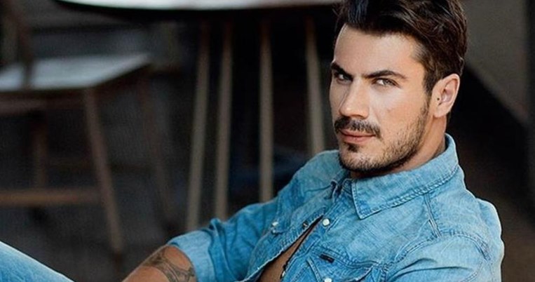 Το καλτ βίντεο του Άκη Πετρετζίκη που διαφημίζει την Ελλάδα γίνεται viral σε μία μέρα 