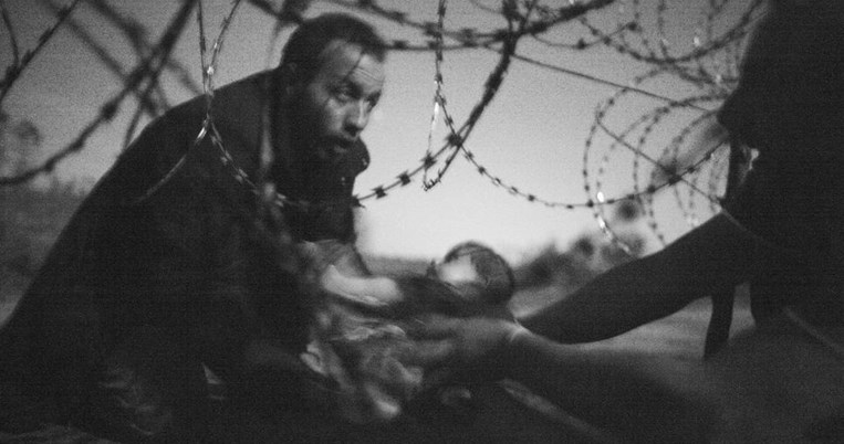 World Press Photo: Ένα βρέφος προσφύγων περνά τα σύνορα στη φωτογραφία της χρονιάς