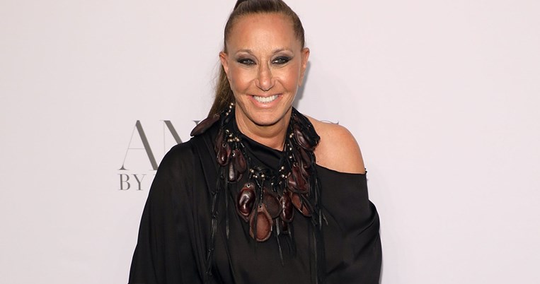 «Τι και εάν πλησιάζω τα 70, η ζωή τώρα ξεκινάει για εμένα»: Η σχεδιάστρια Donna Karan εμπνέει