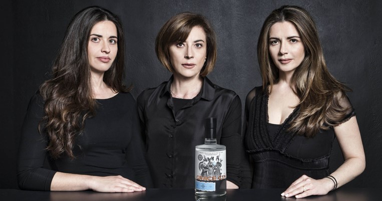 Το ελληνικό τζιν με κρίταμο, μπαχαρικά και φύλλα μυρτιάς παράγεται στην Εύβοια από τρεις γυναίκες
