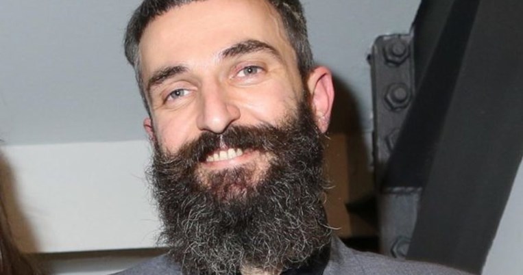 Το νέο λουκ του Άρη Σερβετάλη και η νέα κοινή εμφάνιση με τη γυναίκα του 