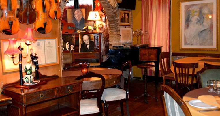 Το θρυλικό εστιατόριο που αποτέλεσε το αγαπημένο στέκι του Μάνου Χατζιδάκι και η ιστορία του