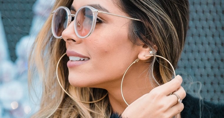 Δεν είναι κρίκοι: Η νέα μανία του fashion κοινού στα σκουλαρίκια μοιάζει παλιά 
