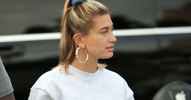 Ευχαριστούμε Hailey Baldwin, που μας έδειξες πώς συνδυάζεται το πιο δύσκολο παντελόνι