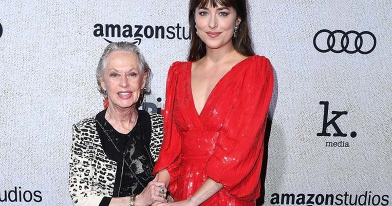 Από ποια διάσημη κυρία συνοδευόταν η Ντακότα Τζόνσον στο κόκκινο χαλί