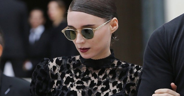 Το περίεργο αξεσουάρ της Rooney Mara μας θύμισε τις «50 Αποχρώσεις του Γκρι»