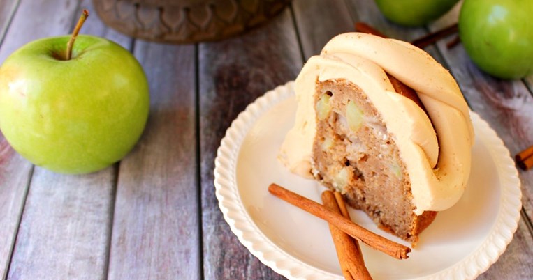 Βαρεθήκατε την κλασική μηλόπιτα; Αυτό το γλυκό χωρίς ζάχαρη με μπισκότα και μήλα θα σας τρελάνει  