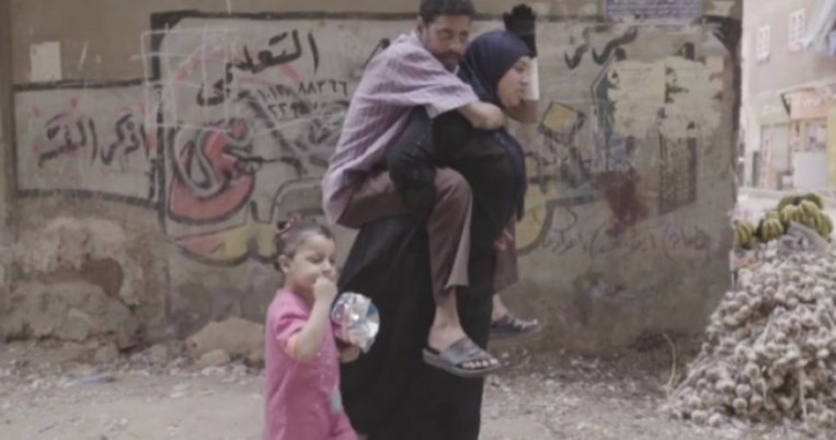 Για πάντα μαζί: Η γυναίκα που κουβαλάει κάθε μέρα στους ώμους της τον παραπληγικό σύζυγό της