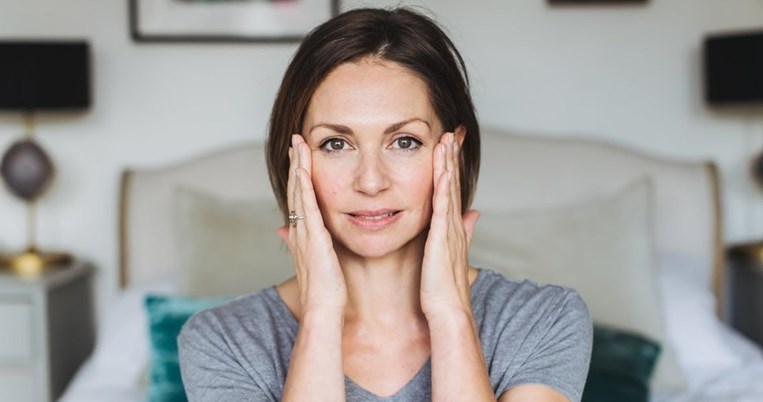 Κόψε χρόνια: Με αυτή την 3λεπτη θεραπεία που μπορείς να κάνεις μόνη στο σπίτι