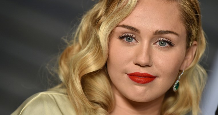 Η Μάιλι Σάιρους έχασε το σπίτι της στη φωτιά αλλά δήλωσε «ευγνώμων για ό,τι μου έμεινε»