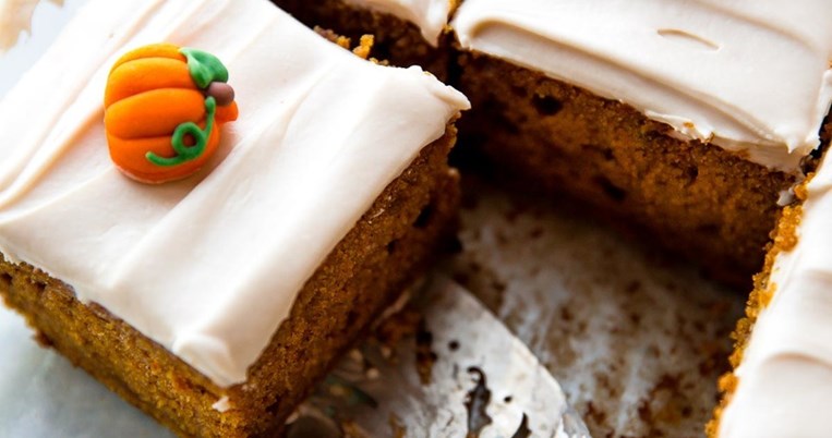 Κέικ κολοκύθας χωρίς ζάχαρη με frosting από τυρί κρέμα: Το γλυκό των «ψαγμένων» 