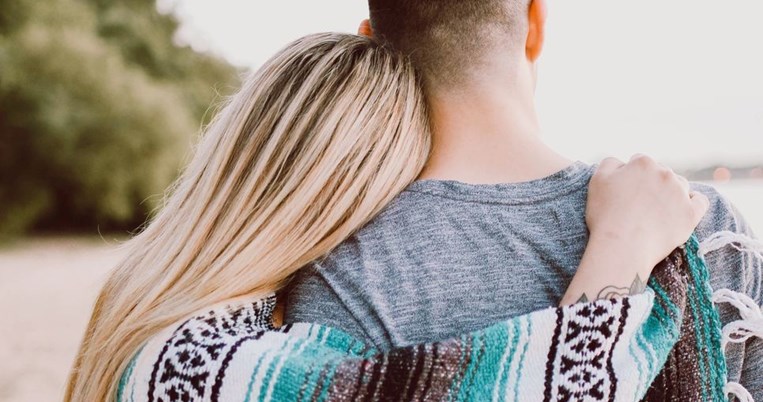 «Οι δικές μας στιγμές μου λείπουν περισσότερο από τον ύπνο»: Ένα γράμμα στον άντρα μου