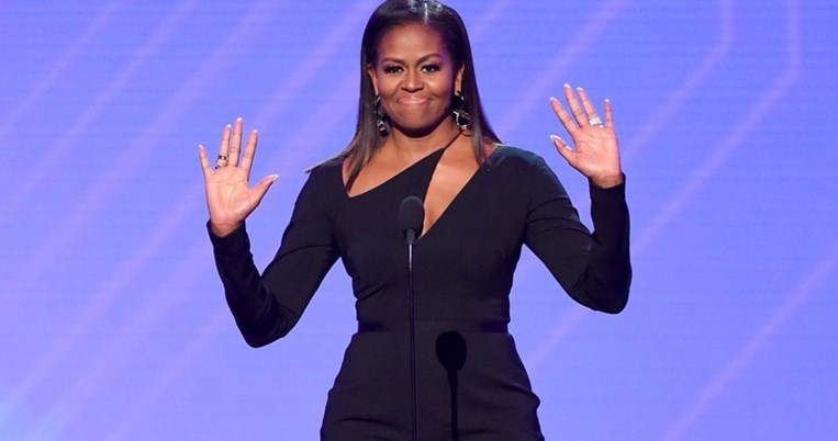 Η Μισέλ Ομπάμα δεν μπορεί να σταματήσει να φοράει αυτό το τρεντ που λατρεύεις κι εσύ 