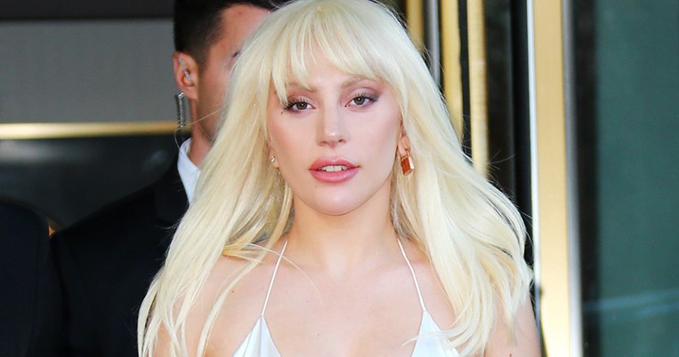 Η Lady Gaga από τη μία το παίζει femen και από την άλλη ποζάρει γυμνή