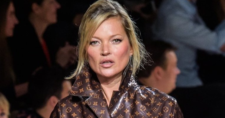 Κάν' το όπως η Κέιτ Μος: Φόρεσε κομψά τις μπότες τύπου Ugg σαν να ήταν ψηλοτάκουνα